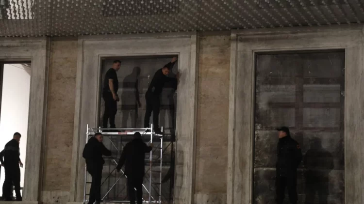 Opozita e ndarë/ ‘Shqipëria Bëhet’ njofton protestën, Garda nis blindimin e dyerve të Kryeministrisë