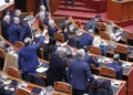 Kaos në Kuvend: opozita bllokon foltoren, mazhoranca kalon projektligjet në 30 minuta