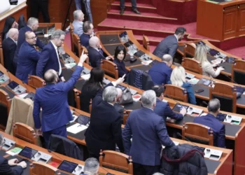 Kaos në Kuvend: opozita bllokon foltoren, mazhoranca kalon projektligjet në 30 minuta
