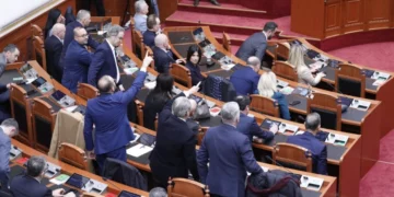 Kaos në Kuvend: opozita bllokon foltoren, mazhoranca kalon projektligjet në 30 minuta