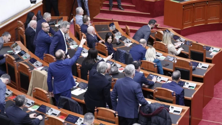 Kaos në Kuvend: opozita bllokon foltoren, mazhoranca kalon projektligjet në 30 minuta