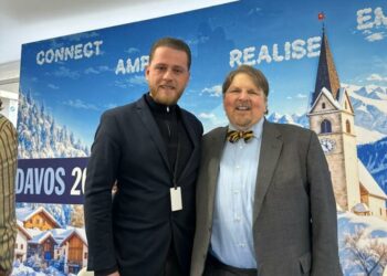 I ftuar në Davos, përfaqësuesi i lëvizjes së Ervin Salianjit takon sondazhistin e Trump