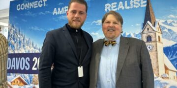 I ftuar në Davos, përfaqësuesi i lëvizjes së Ervin Salianjit takon sondazhistin e Trump