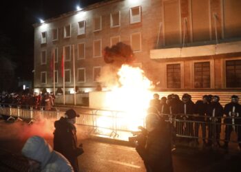 The Mirror jehonë protestës: Akuzat për korrupsion ndaj zv/kryeministres Balluku thellojnë krizën