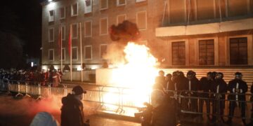 The Mirror jehonë protestës: Akuzat për korrupsion ndaj zv/kryeministres Balluku thellojnë krizën