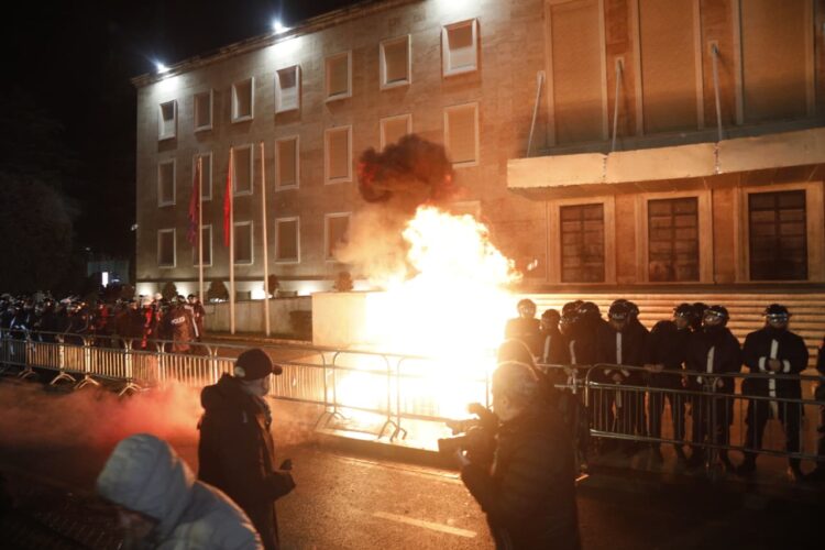 The Mirror jehonë protestës: Akuzat për korrupsion ndaj zv/kryeministres Balluku thellojnë krizën