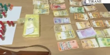 Kokainë për disa grupe në Tiranë, arrestohen 3 persona, sekuestrohen 120 mijë euro, armë dhe drogë