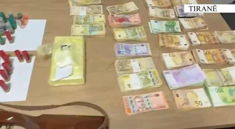 Kokainë për disa grupe në Tiranë, goditet grupi i Alban Kopaçit: 3 të arrestuar, 120 mijë euro, armë dhe drogë