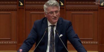 Balla i cilësoi protestuesit lapanjozë, Gjekmarkaj: Kur ‘vritet’ frika, pushteti nis e dridhet!