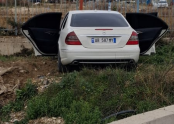 Aksident në aksin Vlorë-Orikum, plagoset shoferja dhe një 16-vjeçar