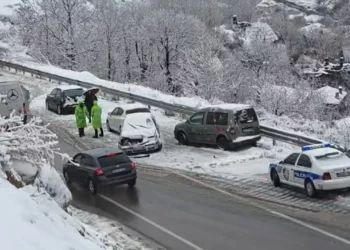 Borëpastruesja përplas 3 makina në Rrugën e Arbrit, raportohet për disa të lënduar