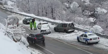 Borëpastruesja përplas 3 makina në Rrugën e Arbrit, raportohet për disa të lënduar