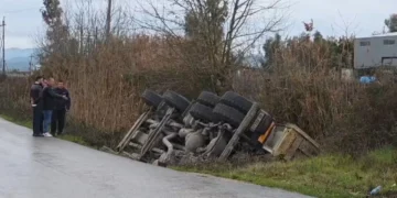 Aksident në Fier, drejtuesi i kamionit humb kontrollin dhe përfundon në kanal