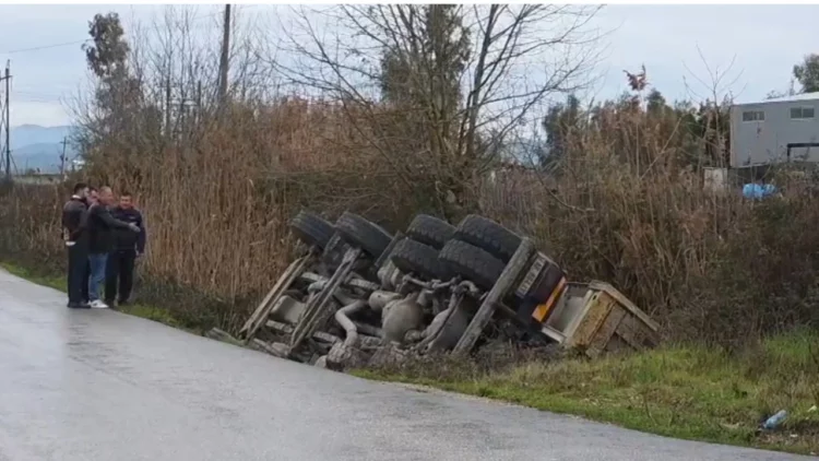 Aksident në Fier, drejtuesi i kamionit humb kontrollin dhe përfundon në kanal