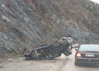Përmbyset automjeti në aksin Librazhd–Elbasan, dy të plagosur dërgohen urgjent për në spital