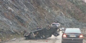 Përmbyset automjeti në aksin Librazhd–Elbasan, dy të plagosur dërgohen urgjent për në spital