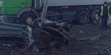 Aksident në Laç/ Makina përplaset me barrierat, nisen drejt Traumës tre të rinj