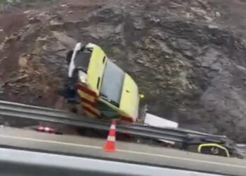 Përmbyset ambulanca në Rrugën e Kombit, disa automjete përplasen nga akulli (VIDEO)