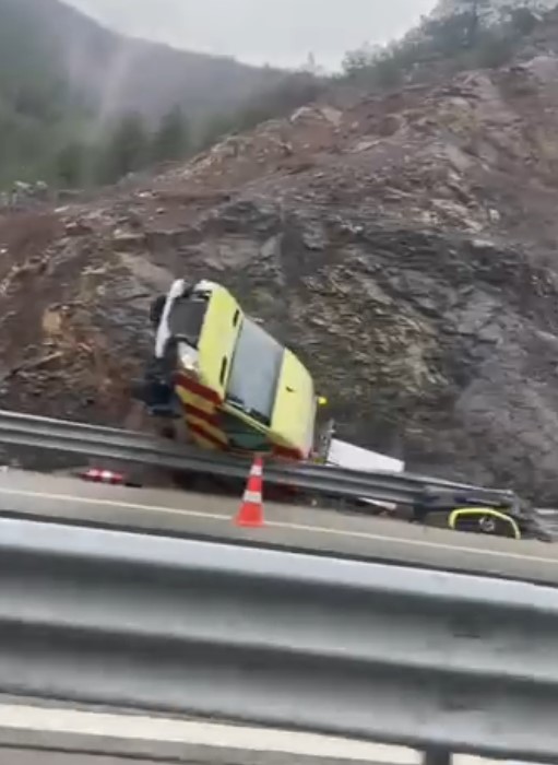 Përmbyset ambulanca në Rrugën e Kombit, disa automjete përplasen nga akulli (VIDEO)