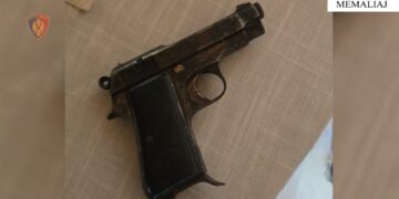 Kanosi me armë bashkëshorten/ Policia vë në pranga 53-vjeçarin në Tepelenë