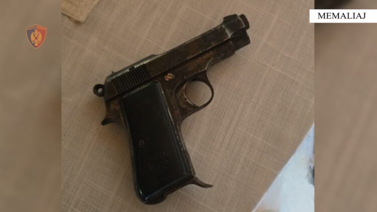 Kanosi me armë bashkëshorten/ Policia vë në pranga 53-vjeçarin në Tepelenë