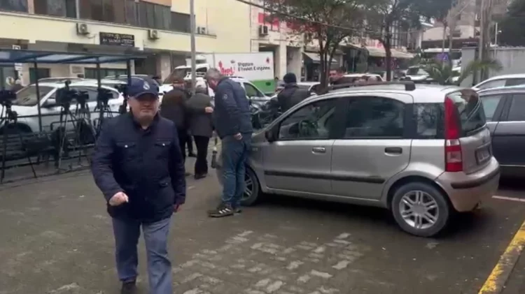 Gazetari Artan Hoxha shkon në SPAK, dorëzon audio-përgjimin për “21 Janarin”