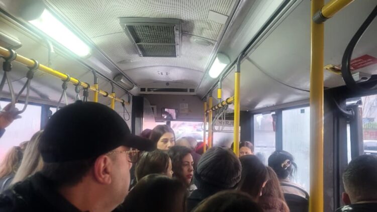 Dy autobusë pësojnë defekt në rrugë, i lënë qytetarët në mes të shiut