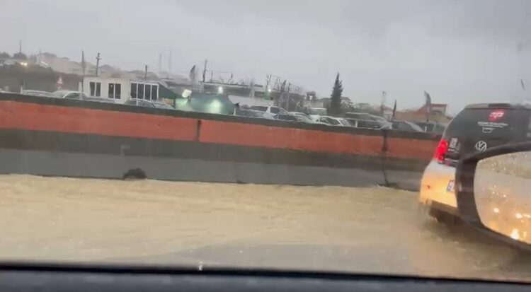 Përmbytet autostrada Tiranë-Durrës, devijohet kalimi i automjeteve