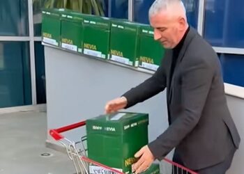 Avokati i Safet Bajrit tërheq dosjen hetimore nga SPAK-u me karrocë marketi (VIDEO)
