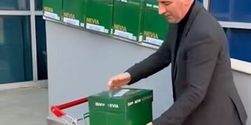 Avokati i Safet Bajrit tërheq dosjen hetimore nga SPAK-u me karrocë marketi (VIDEO)