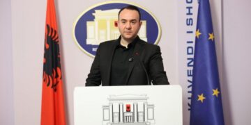 Balliu: Vendi ndodhet në rrezik, të ngrihemi kundër kësaj qeverie të korruptuar dhe hajdutësh