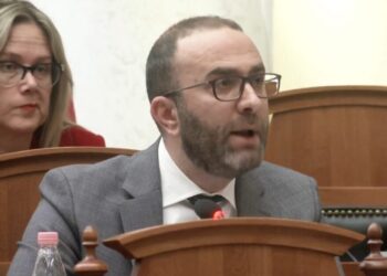 Bardhi: Ministrja Koçiu të japë llogari për përdorimin dhe helmimin e qytetarëve me gaz lotsjellës