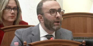 Bardhi: Ministrja Koçiu të japë llogari për përdorimin dhe helmimin e qytetarëve me gaz lotsjellës