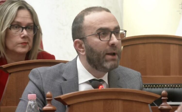 Bardhi: Ministrja Koçiu të japë llogari për përdorimin dhe helmimin e qytetarëve me gaz lotsjellës
