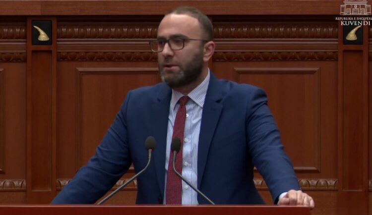 Bordi i Paqes në Kuvend/ Bardhi për Ramën: E quajti Trumpin ‘turpi i njerëzimit’, sot bën propagandë