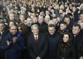 Berisha nga selia blu: Nuk do të ndalemi deri në rrëzimin e Ramës, tani as vrimën e miut nuk do ta gjesh më