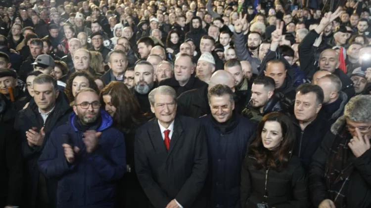 Berisha nga selia blu: Nuk do të ndalemi deri në rrëzimin e Ramës, tani as vrimën e miut nuk do ta gjesh më