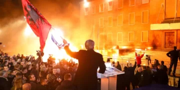 Arrestime dhe plagosje/ Pas tre orësh në shesh kundër Ramës, policia i sulmon protestuesit me gaz lotsjellës dhe ujë me piper
