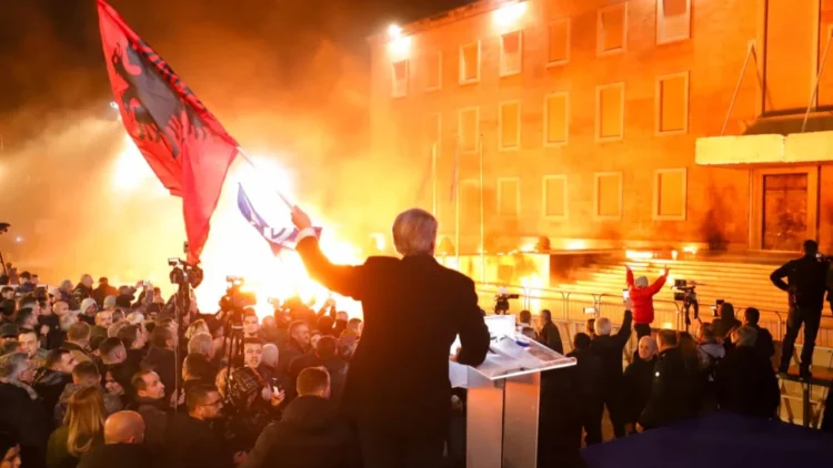 Arrestime dhe plagosje/ Pas tre orësh në shesh kundër Ramës, policia i sulmon protestuesit me gaz lotsjellës dhe ujë me piper