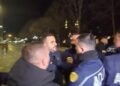 “Plehra!” Deputeti demokrat përplaset me efektivët civilë: Mos i prekni çunat…