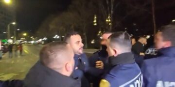 “Plehra!” Deputeti demokrat përplaset me efektivët civilë: Mos i prekni çunat…
