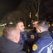 “Plehra!” Deputeti demokrat përplaset me efektivët civilë: Mos i prekni çunat…