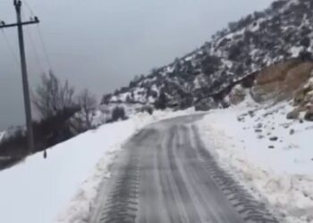 Reshjet e dëborës paralizojnë disa akse rrugore në Gjirokastër