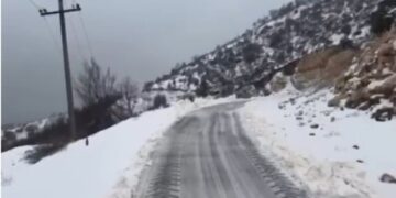 Reshjet e dëborës paralizojnë disa akse rrugore në Gjirokastër