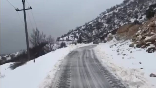 Reshjet e dëborës paralizojnë disa akse rrugore në Gjirokastër