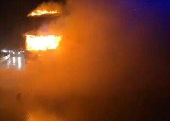 Zjarri përfshin autobotin me karburant në Rrugën e Kombit, shmanget shpërthimi