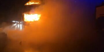 Zjarri përfshin autobotin me karburant në Rrugën e Kombit, shmanget shpërthimi