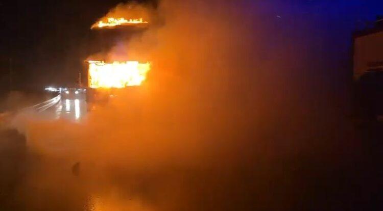 Zjarri përfshin autobotin me karburant në Rrugën e Kombit, shmanget shpërthimi