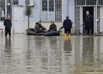 Rëndohet situata në paraburgimin e Durrësit, gardianët shkojnë në punë me gomone!