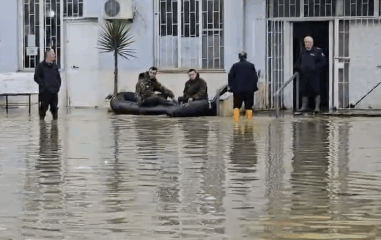 Rëndohet situata në paraburgimin e Durrësit, gardianët shkojnë në punë me gomone!